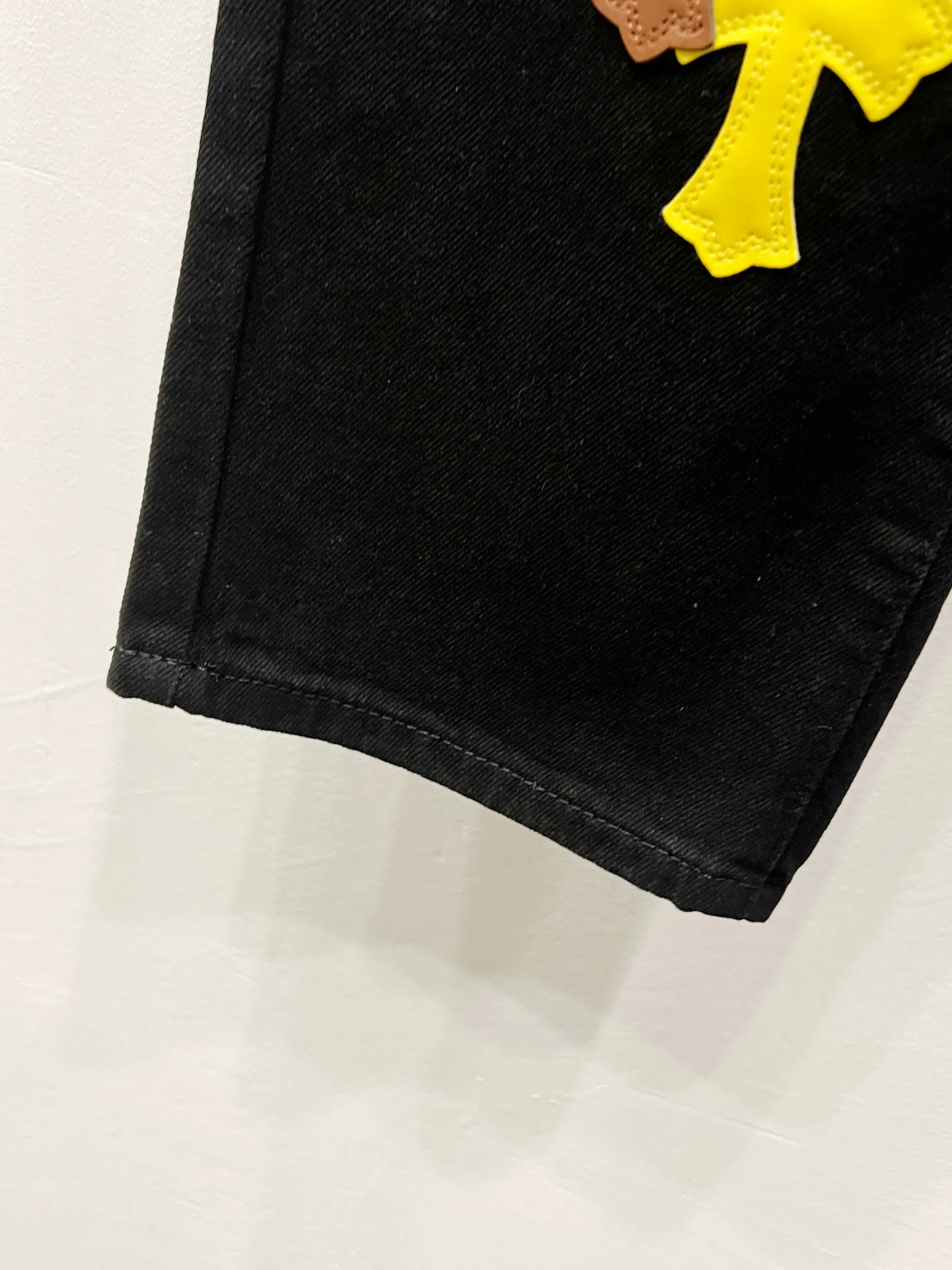 P260 Style No.: (c032) Chrome hearts & Chrome hearts High-end Chrome hearts flame colored leather cross-patch leather jeans Original hardware accessories washed and other elevators, QR code analysis are all purchased from the original factory, high degree of restoration, you are welcome to compare the products~ Three-dimensional version Loose and comfortable, not picky about the body, taller and slimmer Big factory Seiko Original quality control Same style for men and women Can be matched with couples Versatile recommendation Necessary jeans for all seasons Hipsters have been disappointed From the quality selection of fabrics, the tailoring of details, and the matching of patterns, everything is impeccable! The upper body is so handsome when worn...it can be easily worn by men, women and children! The craftsmanship is made of heavy-duty washed pure cotton denim fabric. After washing, it is soft and thick and looks very stylish when worn. Size: 28, 30, 32, 34, 36 (S-XXL) Color: black
